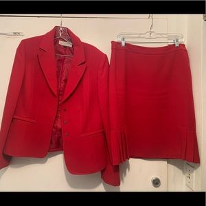 Tahari 2 piece Women’s skirt suit in size 12